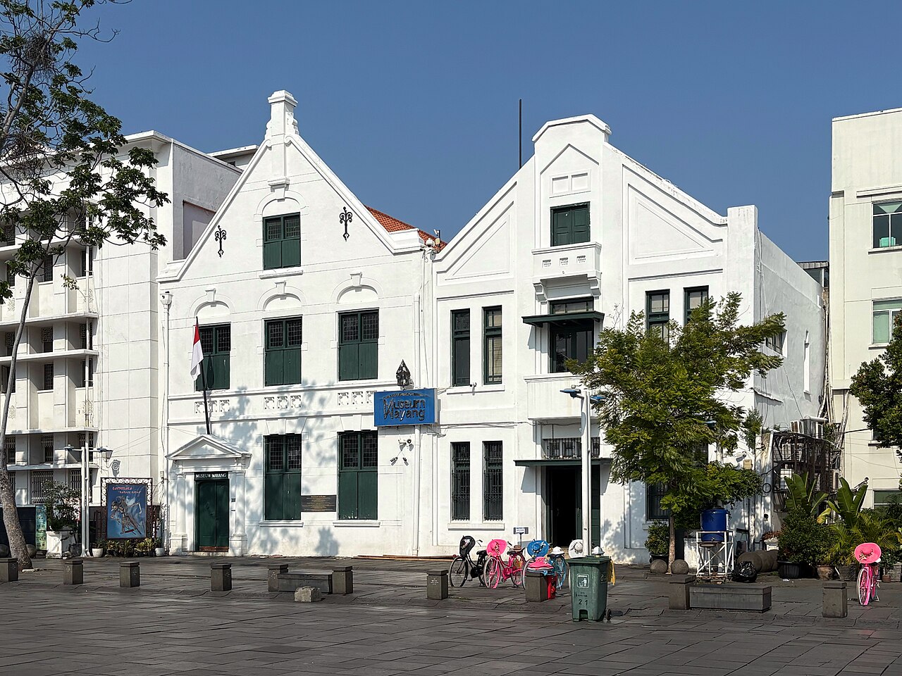 Fasad putih Museum Wayang di Kota Tua Jakarta