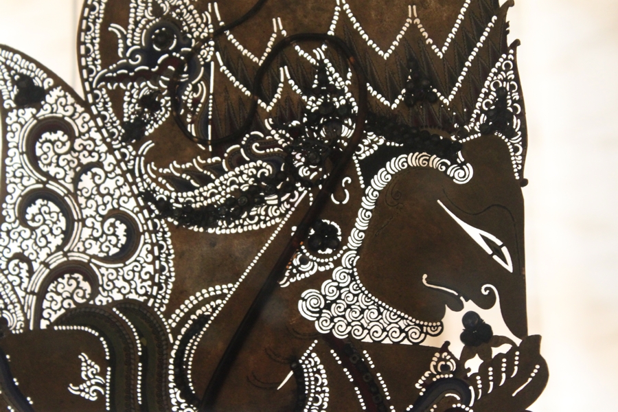 Siluet wayang kulit di dalam Museum Wayang